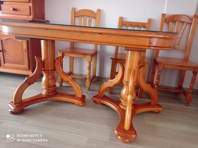 Mesa de salón de madera