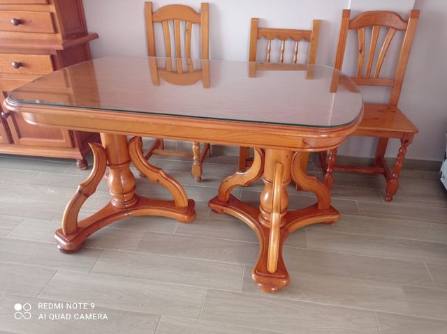 Mesa de salón de madera