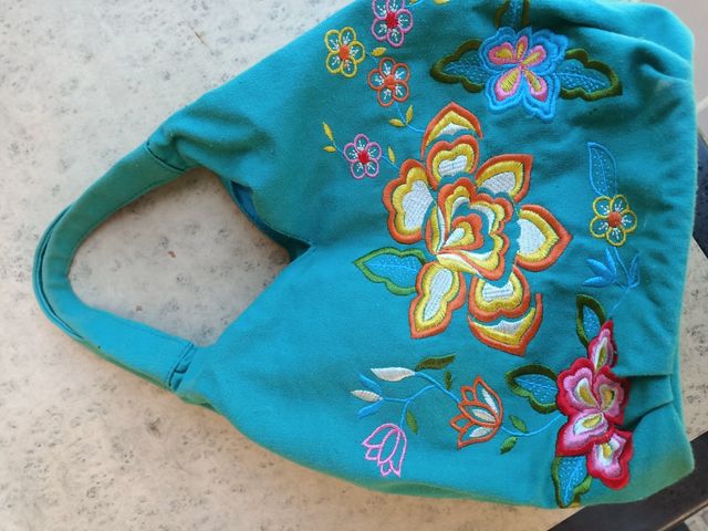 Bolso de tela con bordado floral
