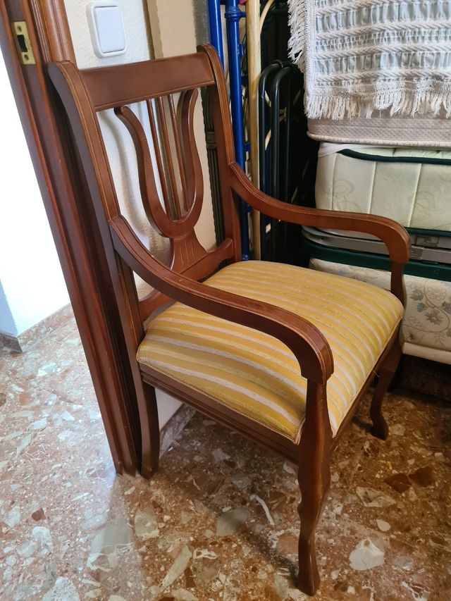 Silla de madera con asiento de tela