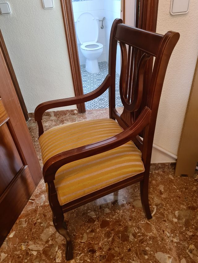 Silla de madera con asiento de tela