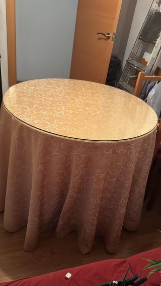 Conjunto de sofá, mesa camilla y cuatro sillas.