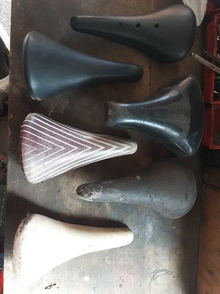 Sillines de bicicleta antiguos