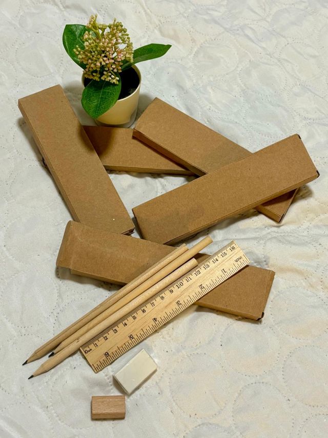 Lápices, regla y goma de borrar