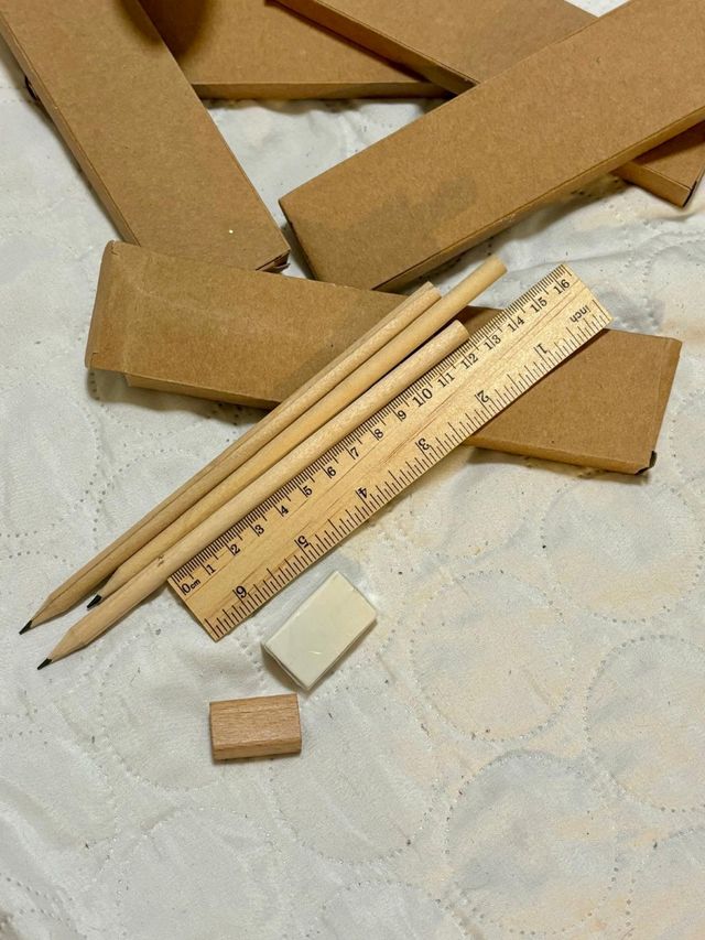 Lápices, regla y goma de borrar