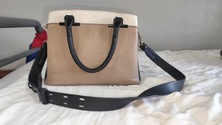 Bolso de hombro beige y negro