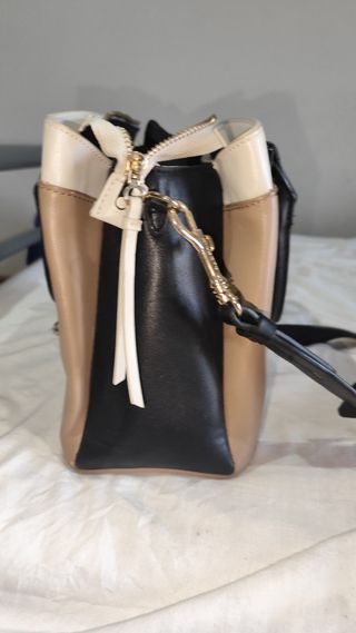Bolso de hombro beige y negro