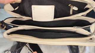 Bolso de hombro beige y negro