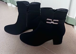 Botines negros con hebilla y pedrería