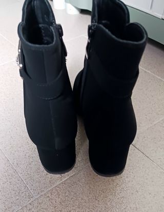 Botines negros con hebilla y pedrería