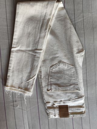 Pantalón pitillo beige con rotos