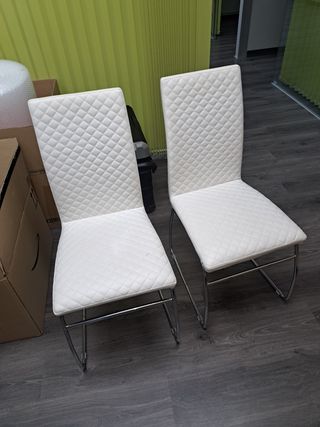 Juego de 2 sillas blancas y plateadas