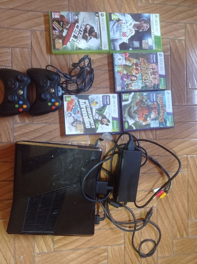 Xbox 360 con 4 giochi e 2 controller