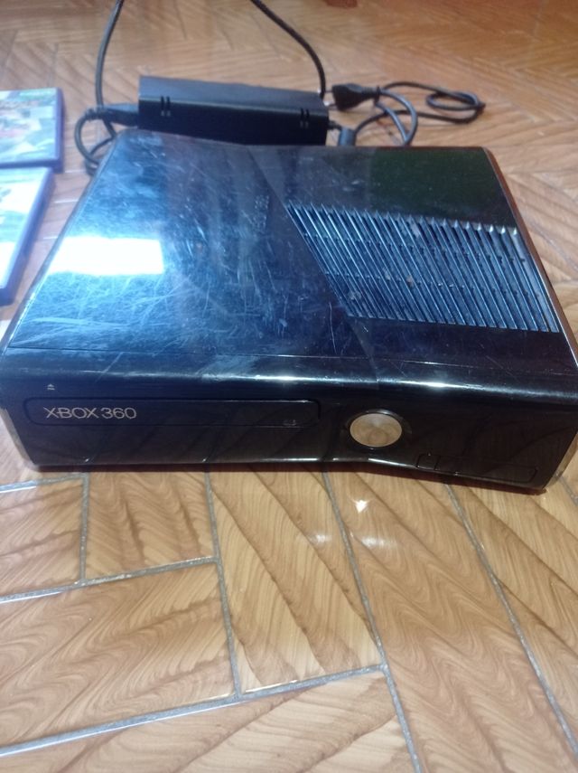 Xbox 360 con 4 giochi e 2 controller