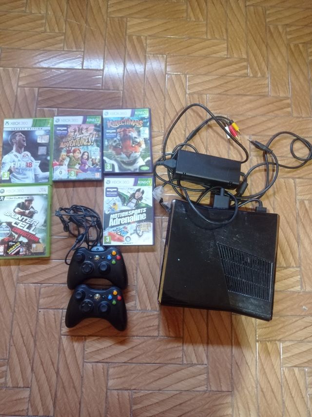 Xbox 360 con 4 giochi e 2 controller