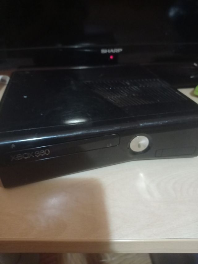 Xbox 360 con 4 giochi e 2 controller