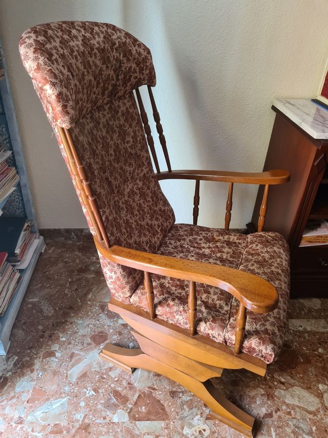 Mecedora de madera con tapizado floral