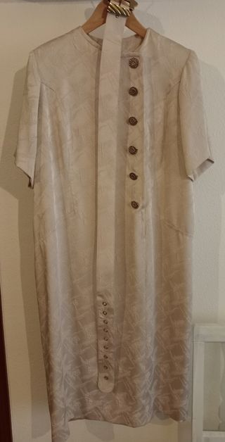 Vestido brocado crema botones joya