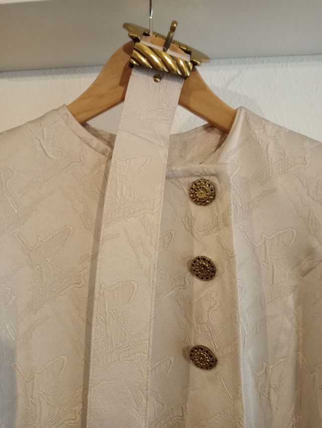 Vestido brocado crema botones joya