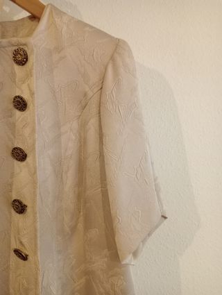 Vestido brocado crema botones joya