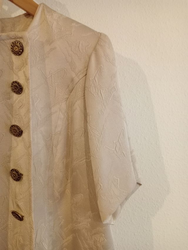 Vestido brocado crema botones joya