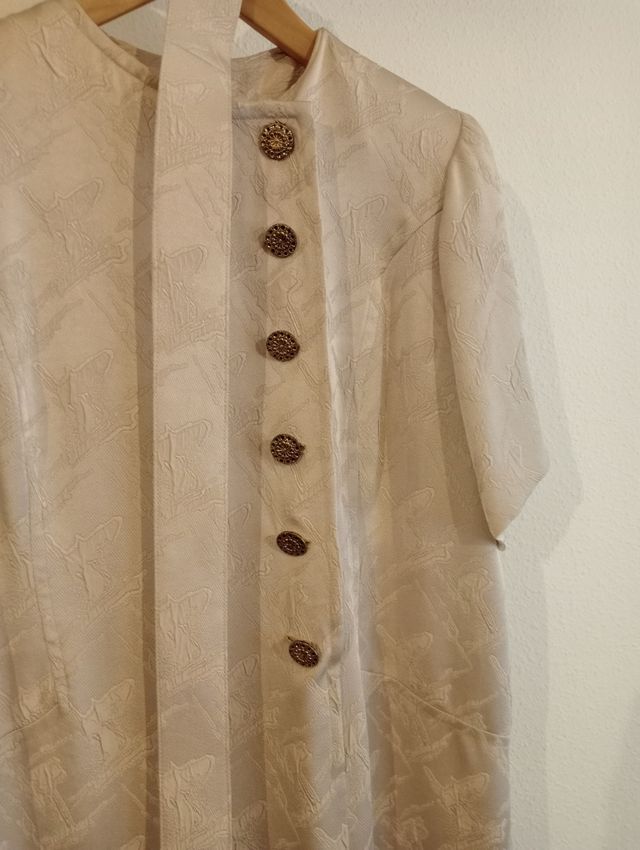 Vestido brocado crema botones joya