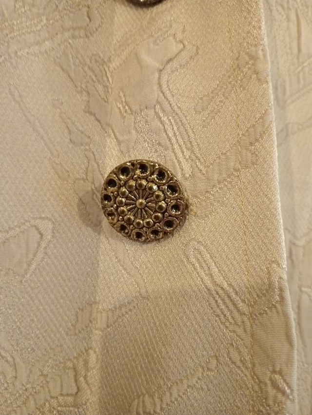 Vestido brocado crema botones joya