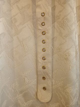 Vestido brocado crema botones joya