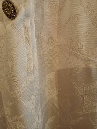 Vestido brocado crema botones joya