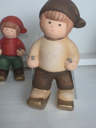 4 statuine terracotta bambini sci