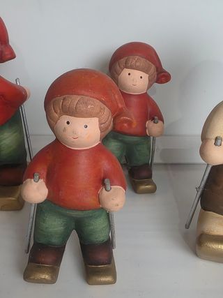 4 statuine terracotta bambini sci