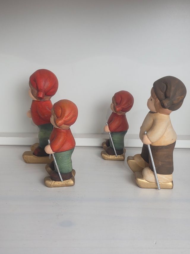 4 statuine terracotta bambini sci