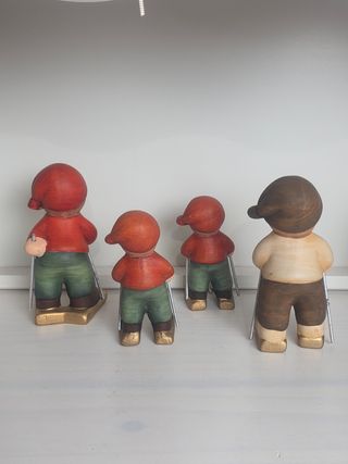 4 statuine terracotta bambini sci