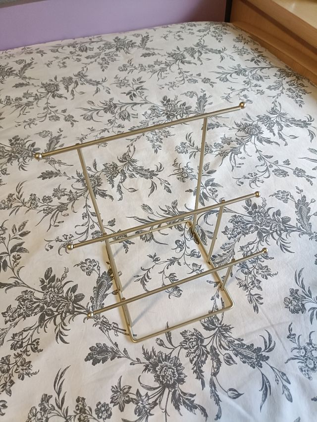 Organizador de metal dorado