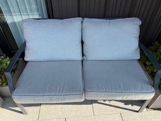 Sillón de terraza gris.