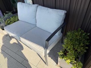 Sillón de terraza gris.