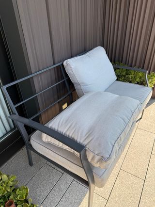 Sillón de terraza gris.