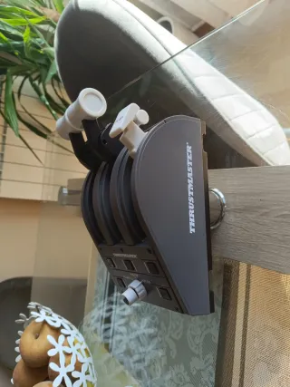 Thrustmaster TCA Boeing Quadrant Edition.