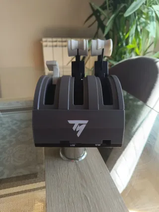 Thrustmaster TCA Boeing Quadrant Edition.