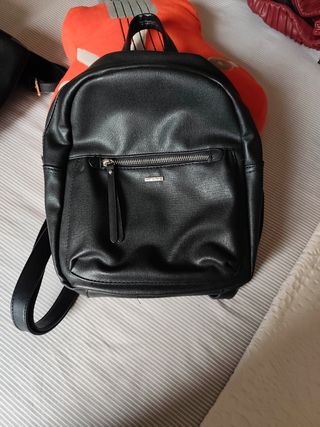 Mochila negra y azul marino. A 10 € cada una. 