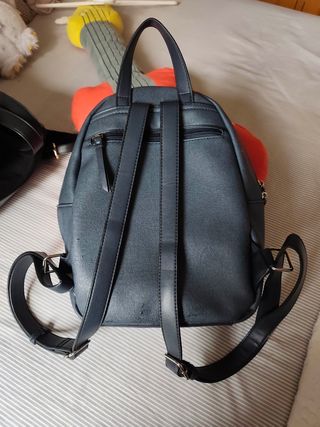Mochila negra y azul marino. A 10 € cada una. 