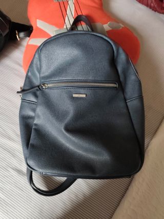 Mochila negra y azul marino. A 10 € cada una. 