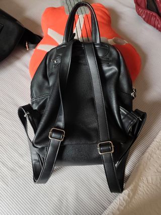 Mochila negra y azul marino. A 10 € cada una. 