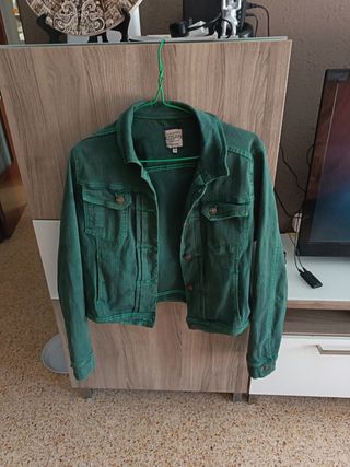 Chaqueta tejana verde botella.
