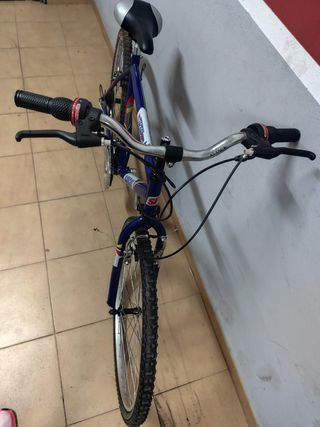 Bicicleta de montaña azul Sangal