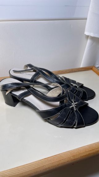Sandalias negras tacón tiras pedrería