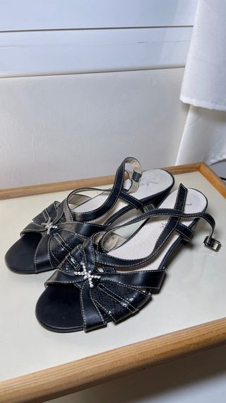 Sandalias negras tacón tiras pedrería