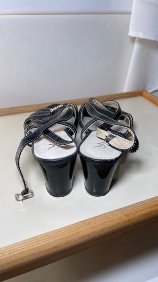 Sandalias negras tacón tiras pedrería