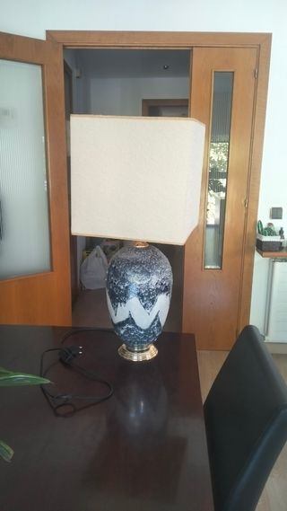 Lámpara de mesa cerámica azul y blanca
