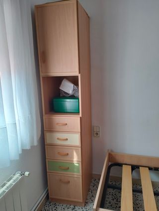 Cama individual de madera con somier de 90.